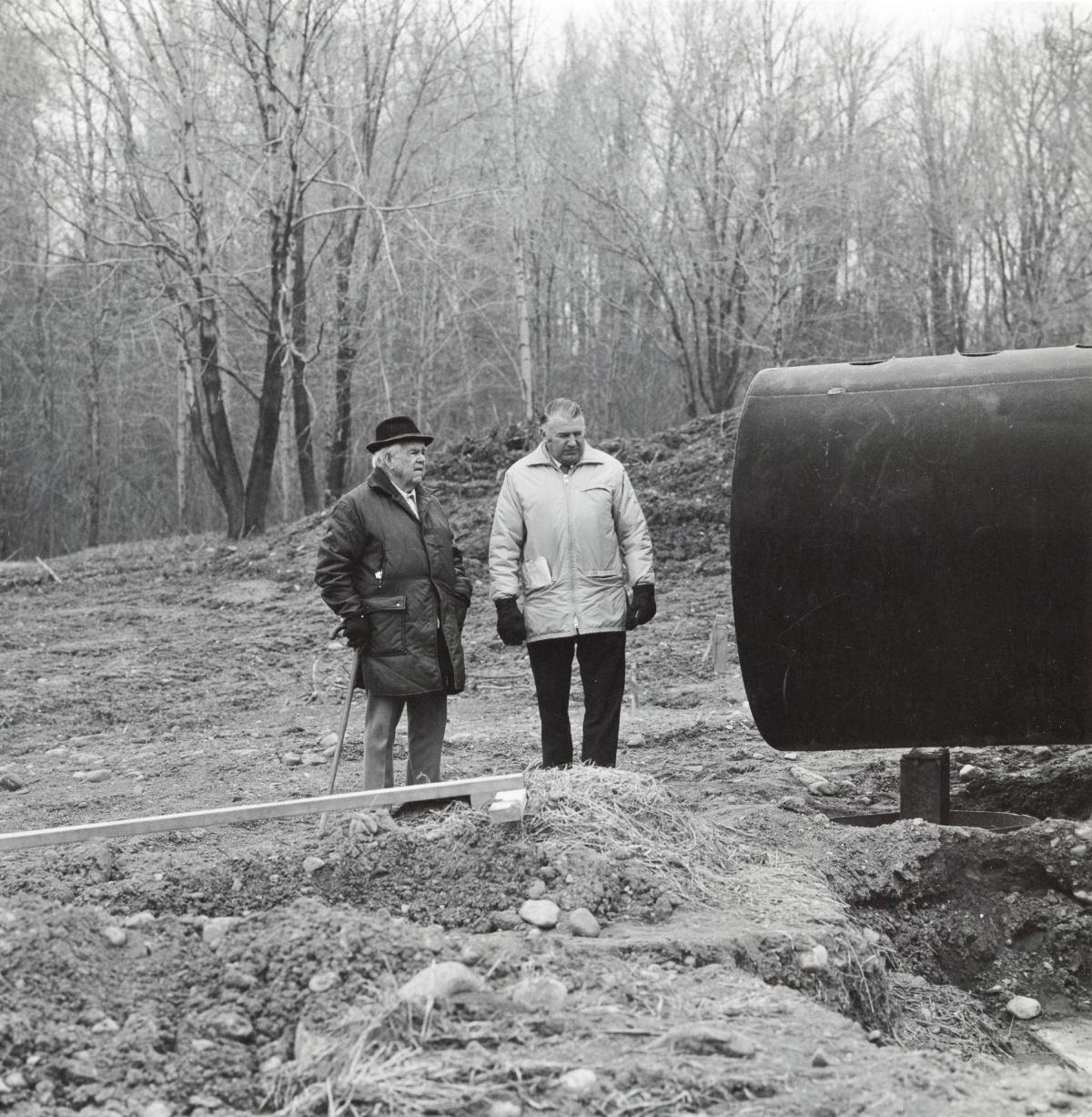 Alexander Liberman,&nbsp;<em>Adonai</em>, 1970-71 (refabricated 2000), (installation view with Ralph E. Ogden and William Rutherford, 1972)