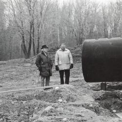 Alexander Liberman, <em>Adonai</em>, 1970-71 (refabricated 2000), (installation view with Ralph E. Ogden and William Rutherford, 1972)