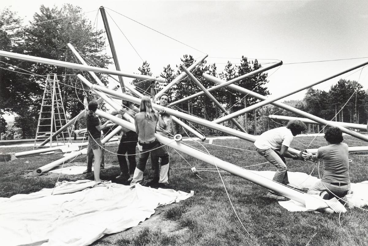 Kenneth Snelson, <em>Free Ride Home</em>, 1974 (installation view, 1975)