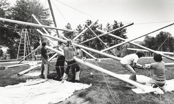 Kenneth Snelson, <em>Free Ride Home</em>, 1974 (installation view, 1975)