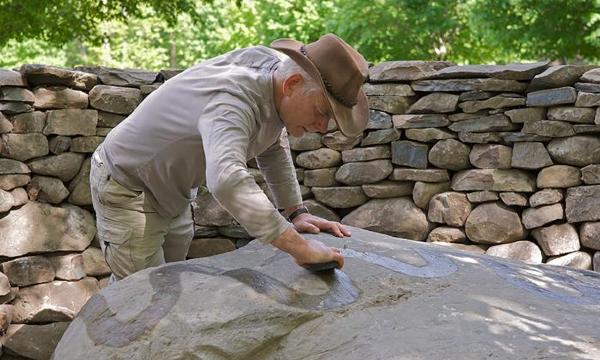 Andy Goldsworthy, <em>Five Men, Seventeen Days, Fifteen Boulders, One Wall, </em>2010 (installation view)