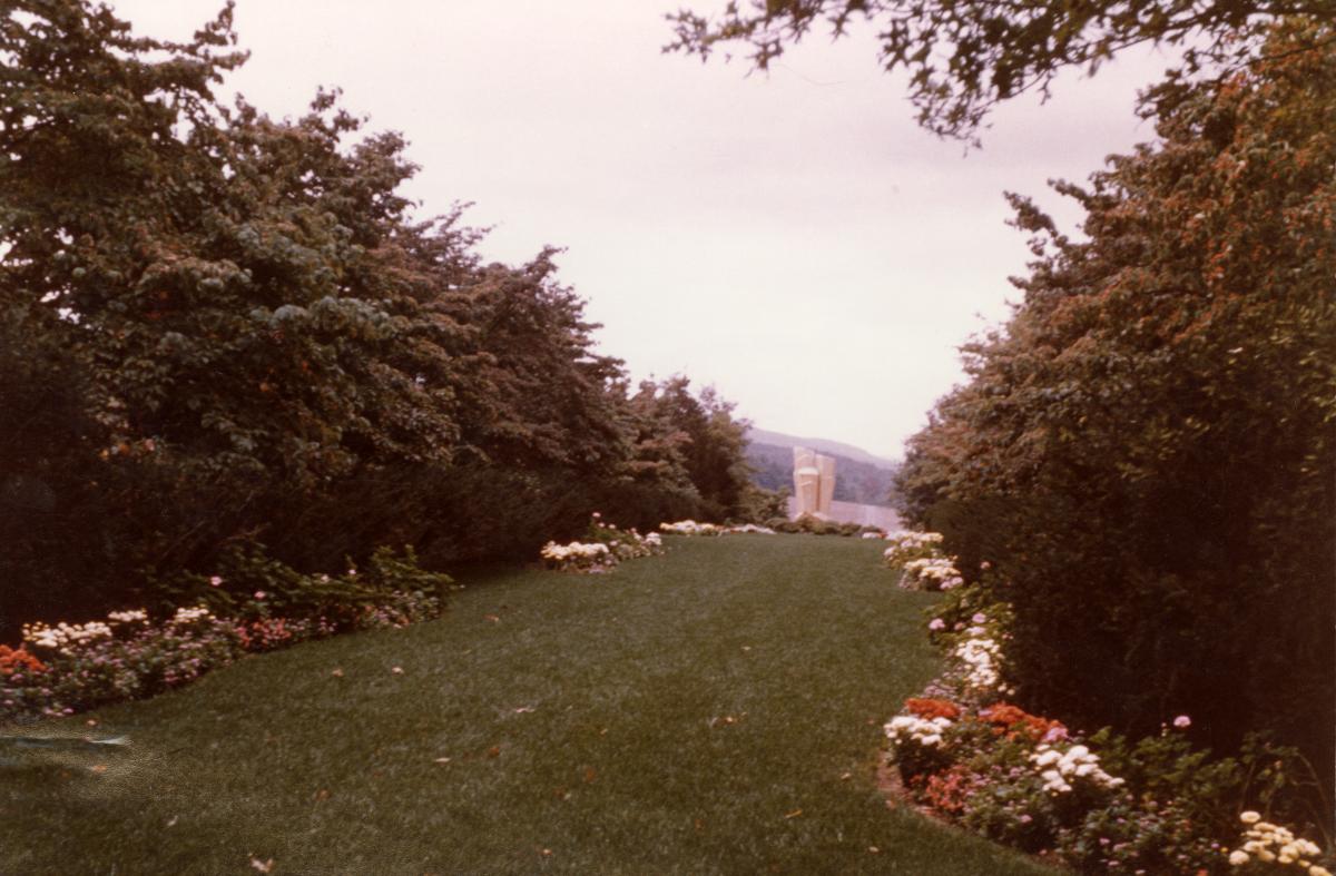 Museum Hill Garden, Storm King Art Center, 1961<br />
Karl Pfann,&nbsp;<em>Trinity,&nbsp;</em>1960<br />
(installation view, 1961)