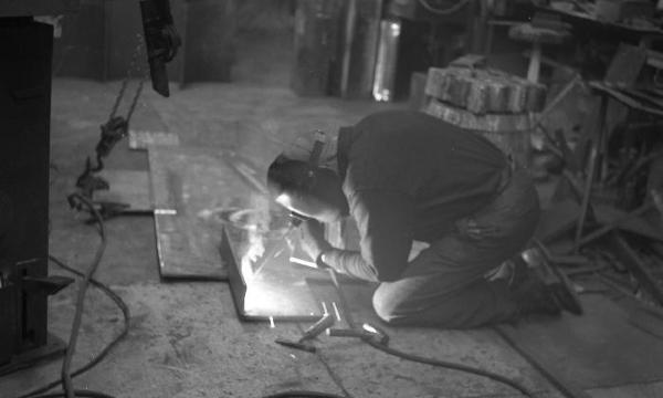 David Smith welding <em>March Sentinel</em> (1961), Bolton Landing, New York. 1961
