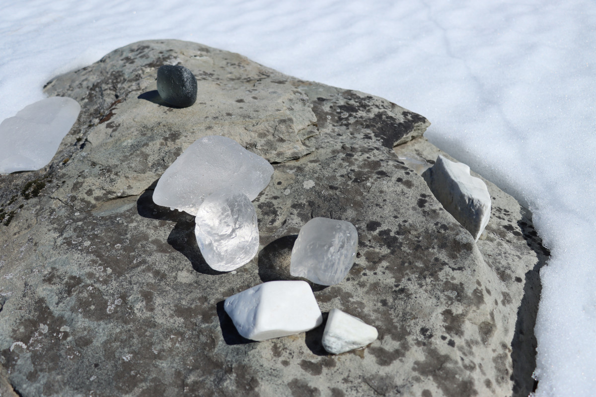 Martha Tuttle,<em> A stone that thinks of Enceladus</em>, 2020 (installation view, 2021)