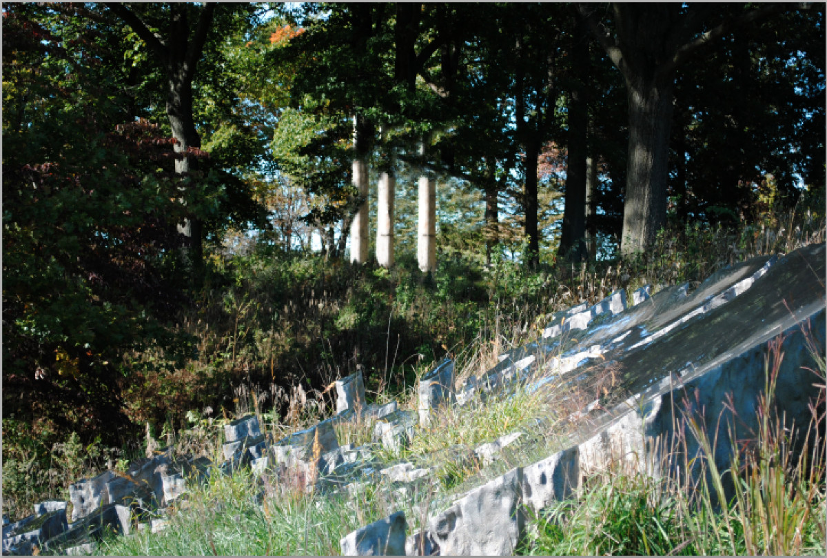 Sarah Sze,&nbsp;<i>Fallen Sky</i>, 2021; <em>Ionic Columns</em>, 1963, Storm King Art Center (installation view, 2022)