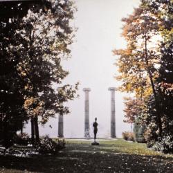 Sarah Sze,&nbsp;<i>Fallen Sky</i>, 2021; <em>Ionic Columns</em>, 1963, Storm King Art Center (installation view, 2022)